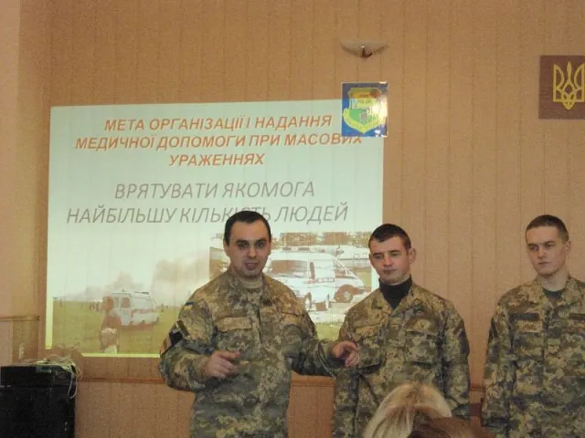 Військовослужбовці навчали вчителів Чернівецької ЗОШ №20 першої домедичної допомоги (фото) — фото 1