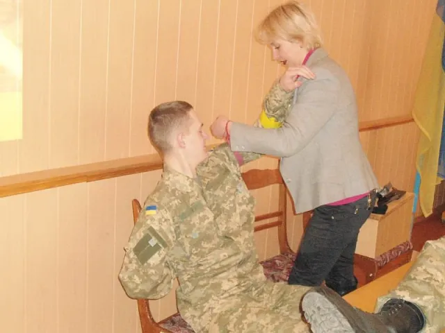 Військовослужбовці навчали вчителів Чернівецької ЗОШ №20 першої домедичної допомоги (фото) — фото 2