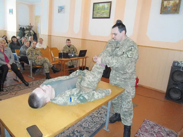 Військовослужбовці навчали вчителів Чернівецької ЗОШ №20 першої домедичної допомоги (фото) — фото 3