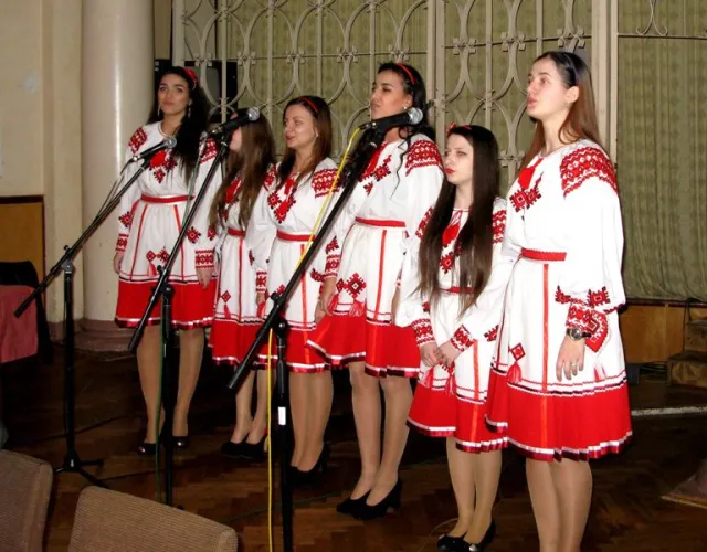 До Міжнародного дня жінки у Чернівцях з концертом виступили народні аматорські колективи (фото) — фото 1