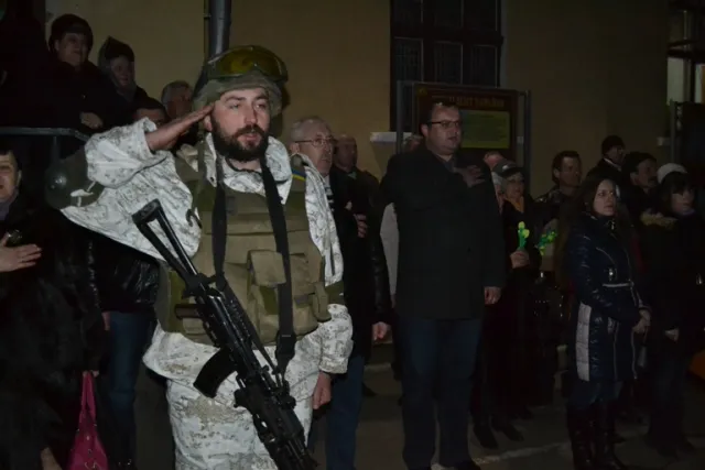 До Чернівців повернулася група Нацгвардійців (фото) — фото 3