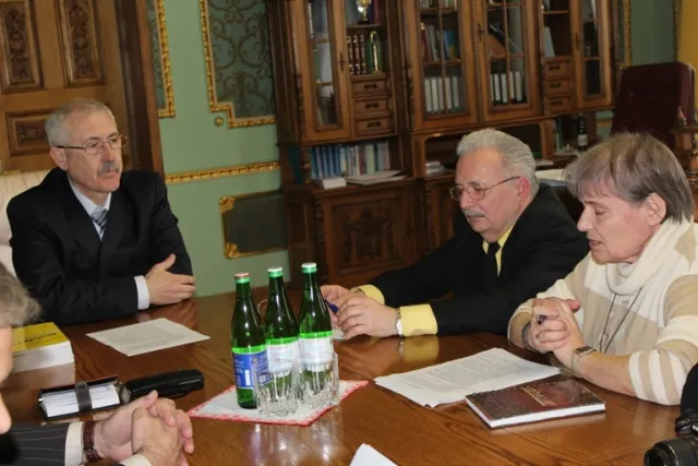 Представники румунської громади хочуть факультет, де б викладали на румунській — фото 1