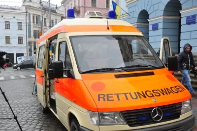 Чернівчани закупили та передали у зону АТО машину швидкої допомоги (фото) — фото 3