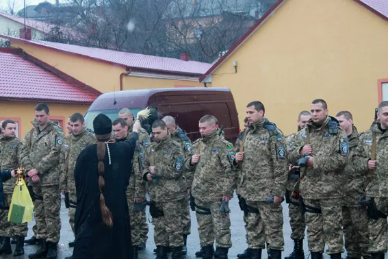 Загін буковинських правоохоронців відправився у зону АТО (фото) — фото 1