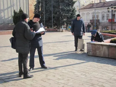 У Чернівцях на Центральній площі перехожий помітив підозрілий предмет (фото) — фото 2