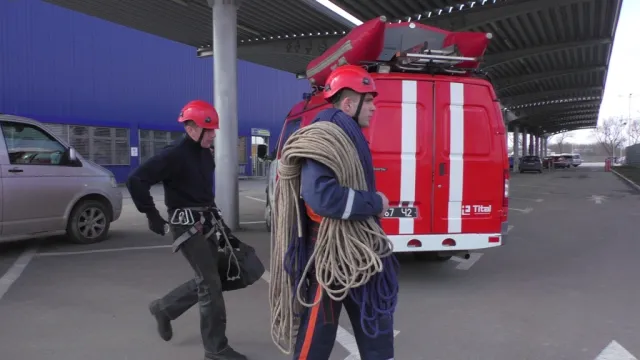 У Чернівцях  чоловік застряг на висоті 15 метрів, перевіряючи справність рекламної вивіски (фото+відео) — фото 1