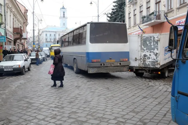 У центрі Чернівців через ДТП утворився затор (фото) — фото 2