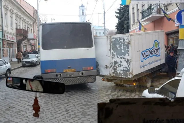 У центрі Чернівців через ДТП утворився затор (фото) — фото 3
