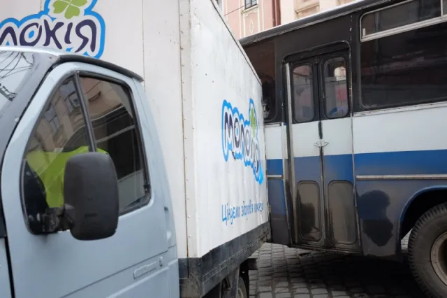 У центрі Чернівців через ДТП утворився затор (фото) — фото 4