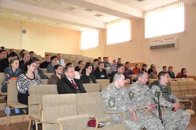 Студентів-медиків навчають як працювати у військових умовах (фото) — фото 2