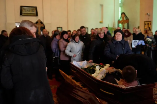 У Чернівцях попрощалися з відомим спортивним коментатором Сергієм Панасюком (фоторепортаж) — фото 1