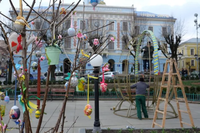 На Центральній площі створили велику великодню Диво-писанку (фото) — фото 1