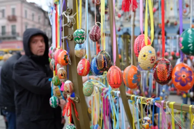 На Центральній площі створили велику великодню Диво-писанку (фото) — фото 3