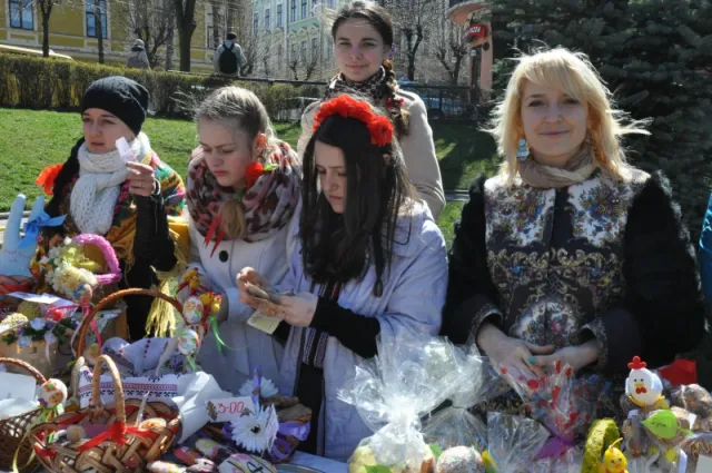 Ярмарок-виставка «Великодні дзвони» провели на Театральній площі у Чистий четвер (фото) — фото 2