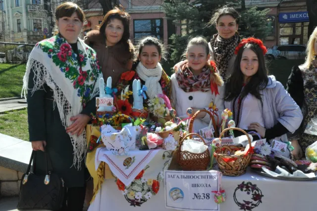 Ярмарок-виставка «Великодні дзвони» провели на Театральній площі у Чистий четвер (фото) — фото 3