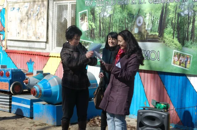Школярі прибрали від сміття два парки та зібрали півтонни батарейок (фото) — фото 1