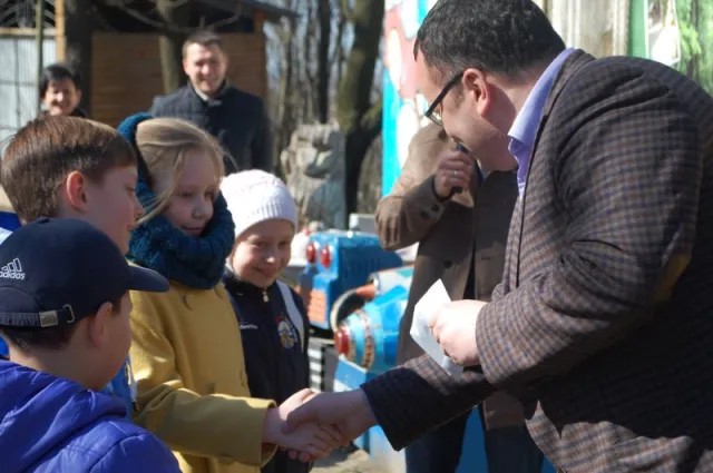 Школярі прибрали від сміття два парки та зібрали півтонни батарейок (фото) — фото 3