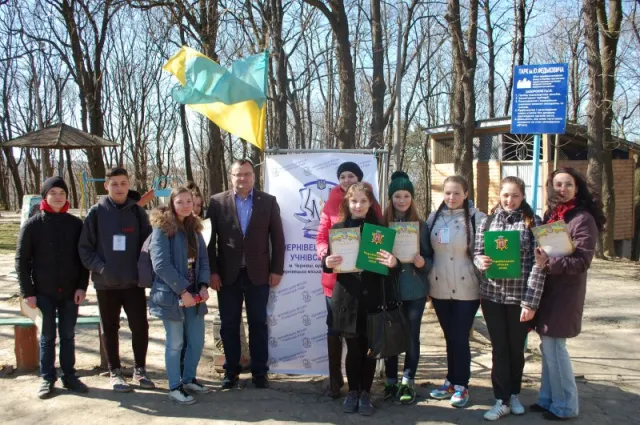 Школярі прибрали від сміття два парки та зібрали півтонни батарейок (фото) — фото 4