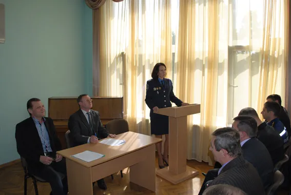 У Чернівцях правоохоронці навчали освітян діям у разі виявлення вибухонебезпечного предмету — фото 1
