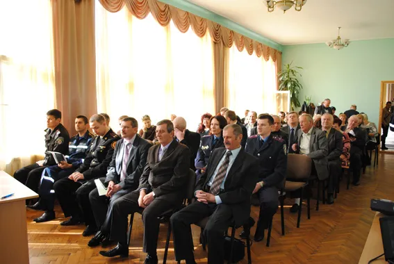 У Чернівцях правоохоронці навчали освітян діям у разі виявлення вибухонебезпечного предмету — фото 2