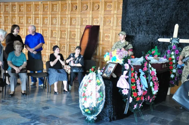 У Чернівцях прощаються із загиблим під Станицею Луганською Вадимом Ситніковим (фото) — фото 1