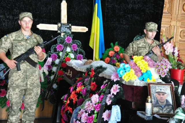 У Чернівцях прощаються із загиблим під Станицею Луганською Вадимом Ситніковим (фото) — фото 2