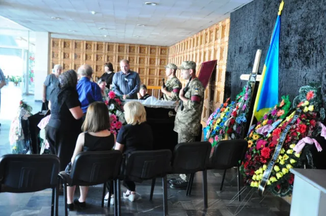 У Чернівцях прощаються із загиблим під Станицею Луганською Вадимом Ситніковим (фото) — фото 5