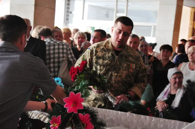 У Чернівцях прощаються із загиблим під Станицею Луганською Вадимом Ситніковим (фото) — фото 9