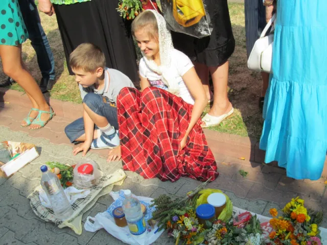 У Чернівцях освятили мед, мак та засушені квіти (фото) — фото 1