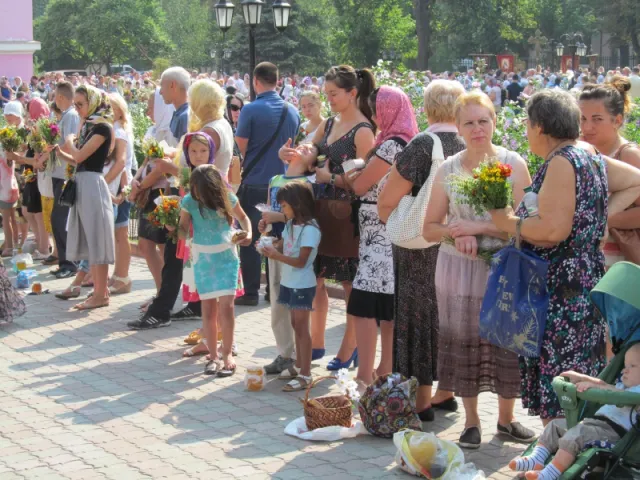 У Чернівцях освятили мед, мак та засушені квіти (фото) — фото 4