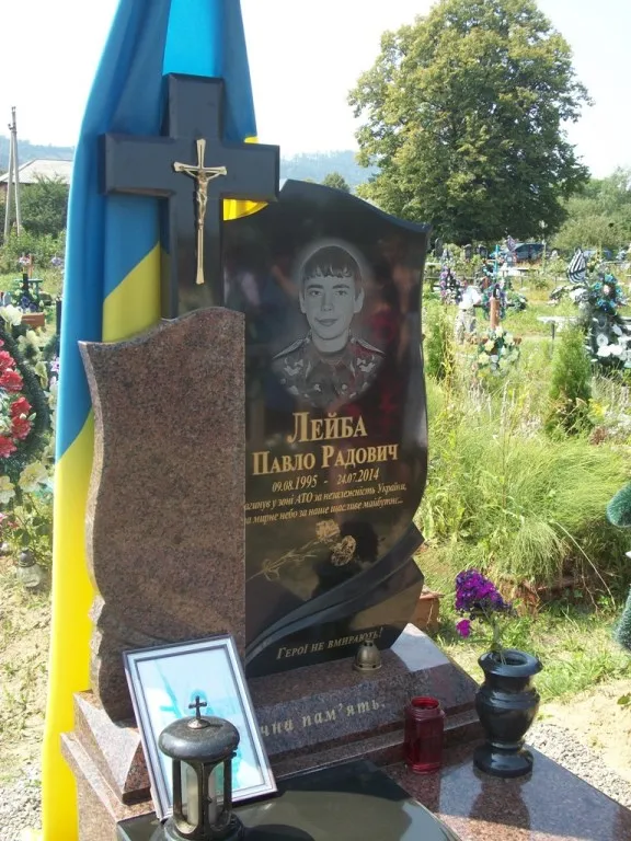 На могилі воїна АТО Павла Лейби освятили пам'ятник (фото) — фото 1