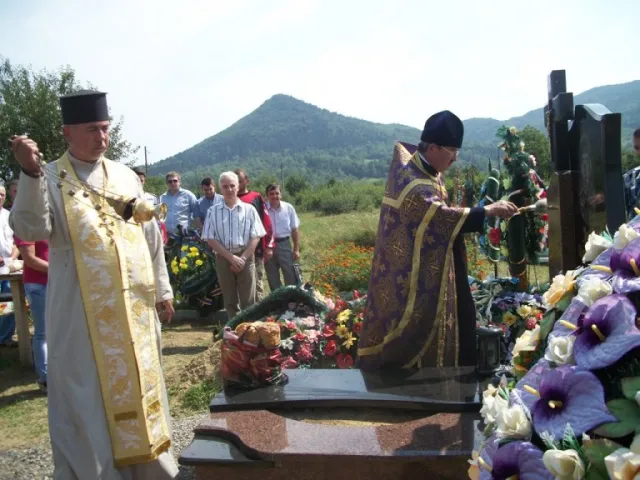 На могилі воїна АТО Павла Лейби освятили пам'ятник (фото) — фото 3